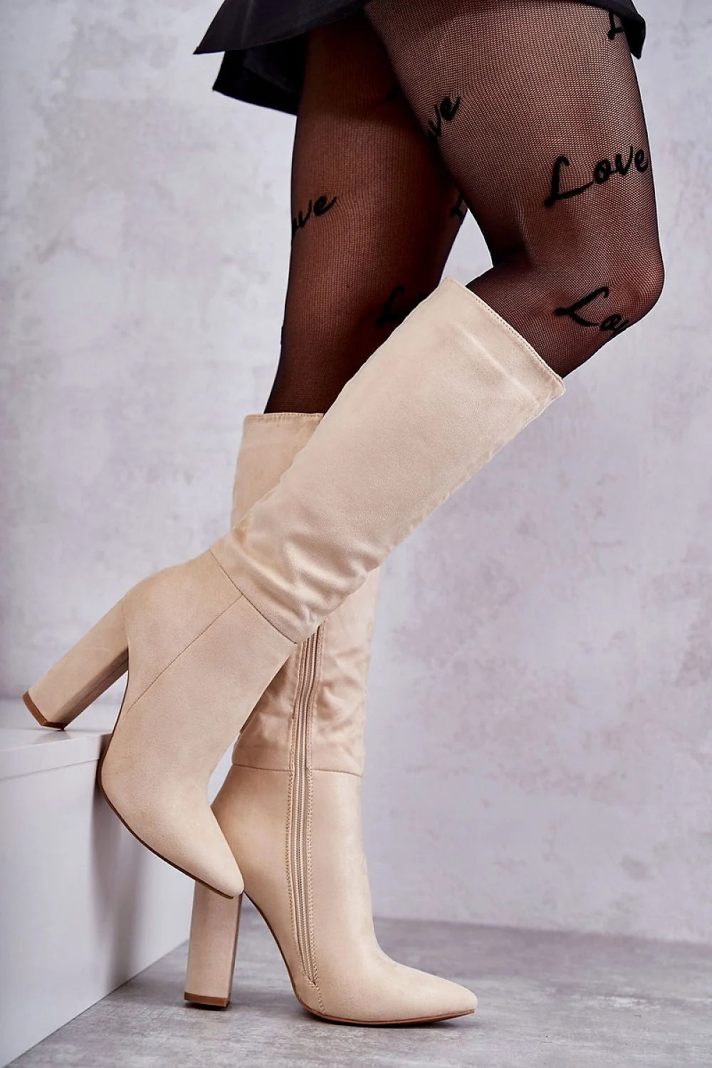 bottes hautes femme suédine écologique beige ajustée genou bout pointu talon épais rectangulaire fermeture zippée doublure confortable élégante