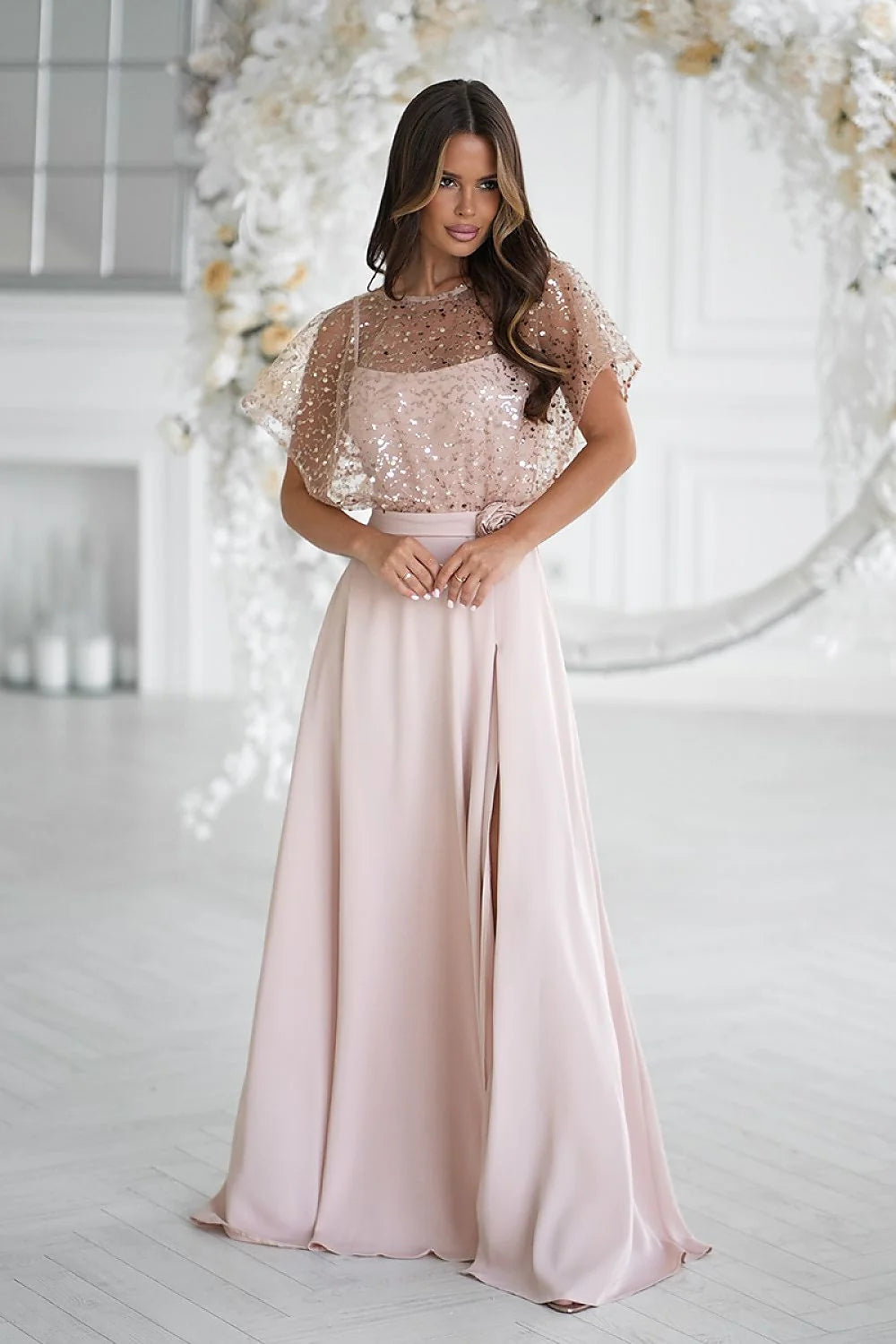 robe longue soirée rose poudré fines bretelles tulle pailleté veste satinée ceinture fleur jupe fluide fente latérale élégante