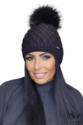 Bonnet tricoté pour femme en laine mohair noir motif torsadé pompon fourrure coupe ajustée