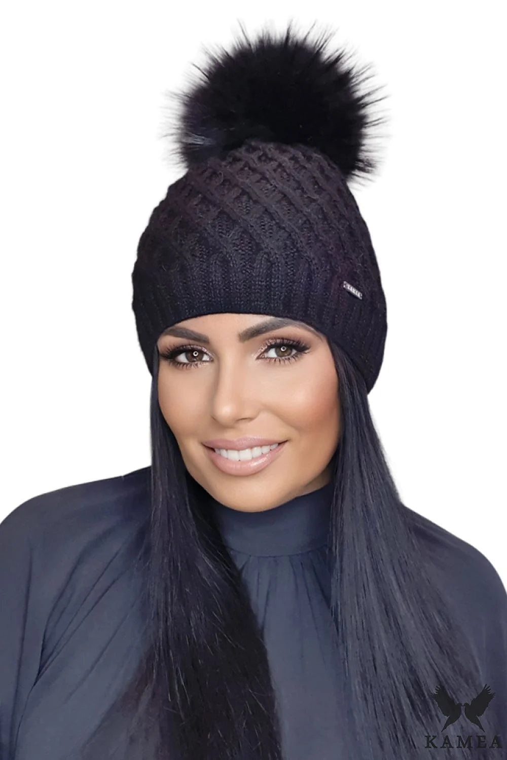 Bonnet tricoté pour femme en laine mohair noir motif torsadé pompon fourrure coupe ajustée