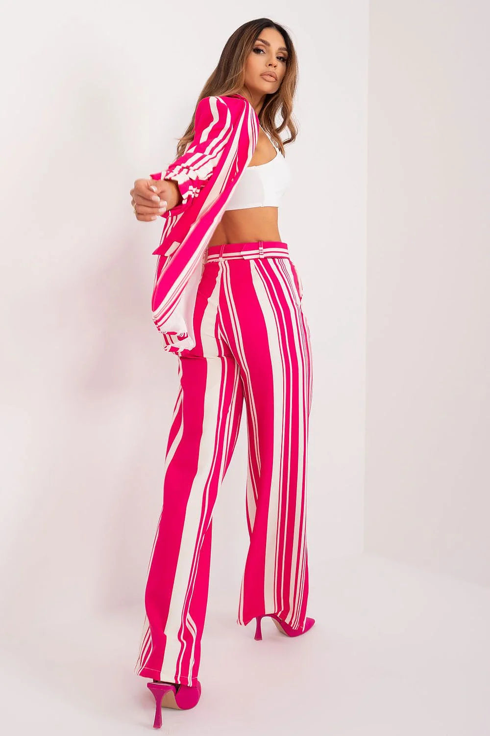 ensemble tailleur femme blazer oversize pantalon taille haute palazzo rayures verticales fuchsia blanc ceinture boucle recouverte tissu léger moderne audacieux