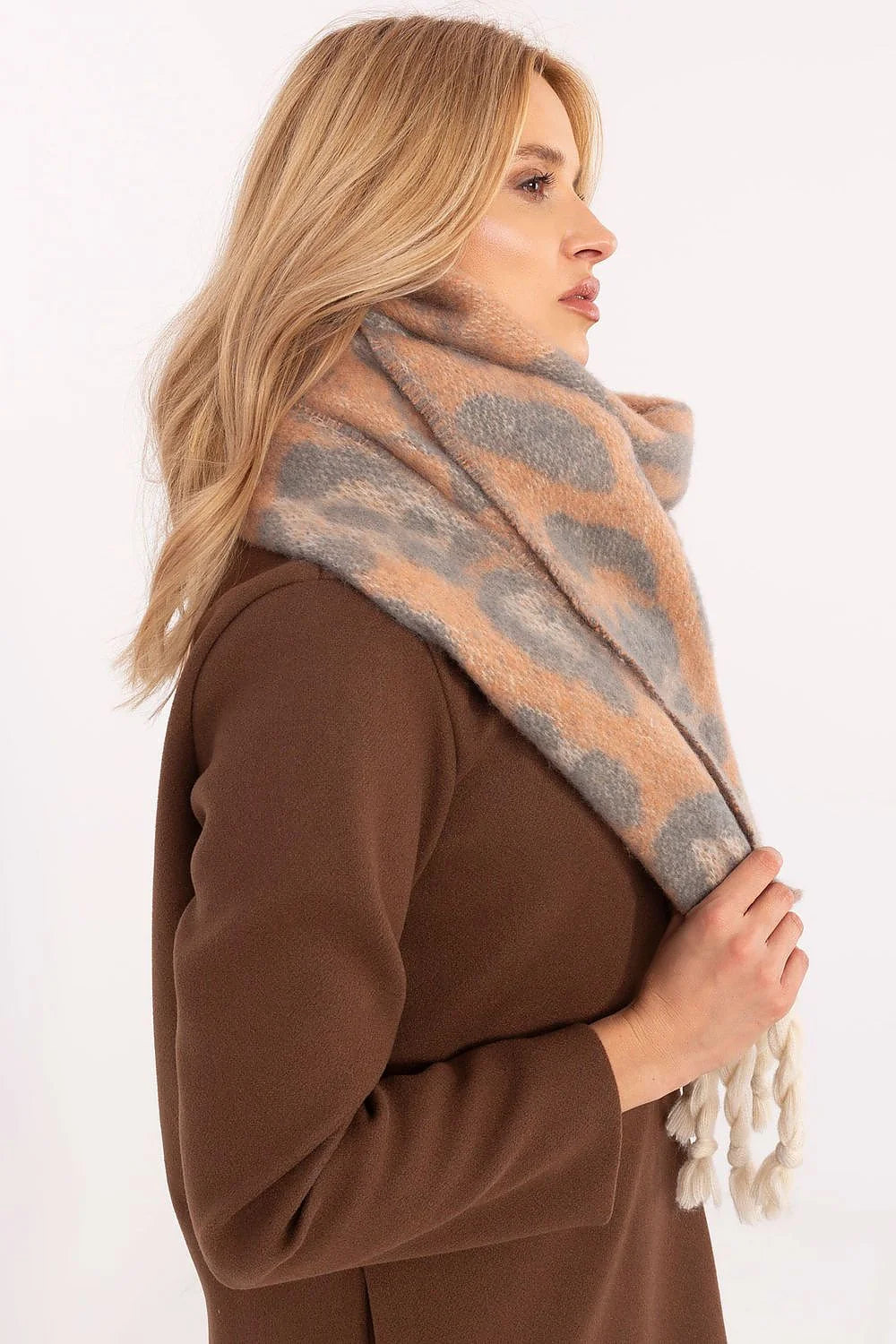 Écharpe féminine en polyester et fibres naturelles motif abstrait gris et beige-orange franges tressées large et enveloppante pour hiver