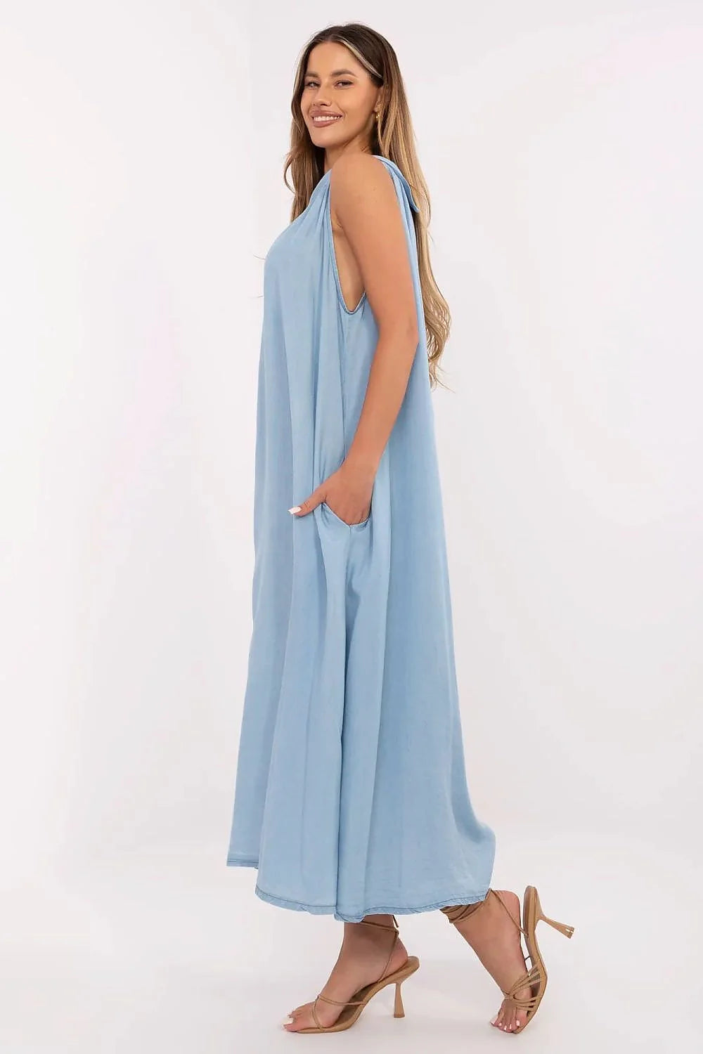 Robe estivale longue sans manches bleu ciel coupe ample matériau fluide poches latérales sandales accessoirisées