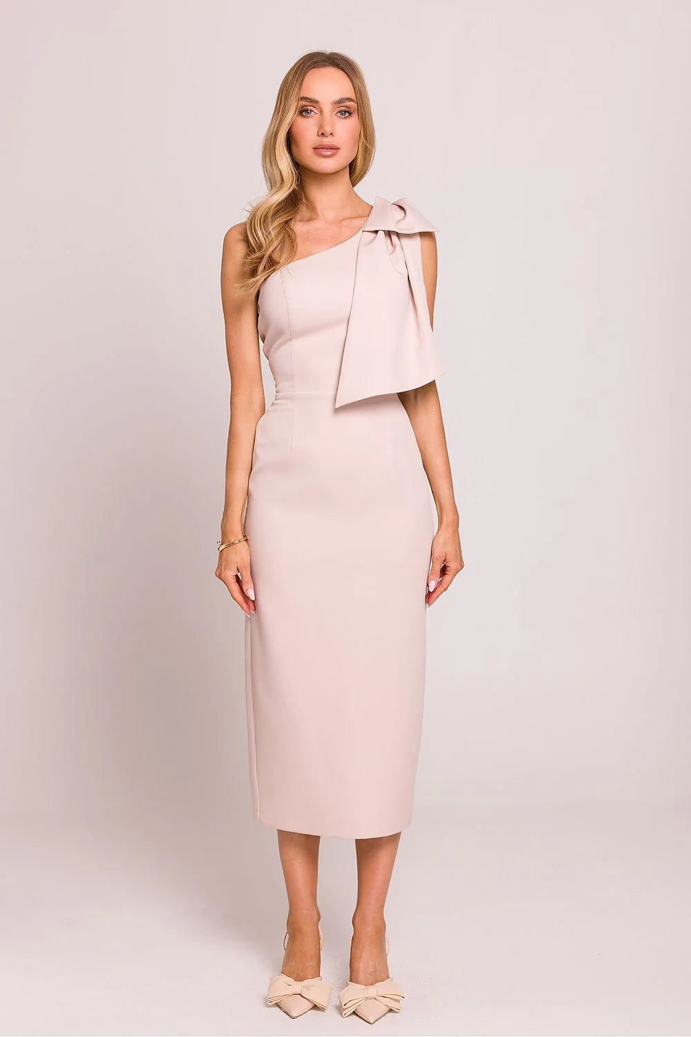 robe cocktail rose poudré asymétrique épaule nue nœud volumineux plissé fourreau ajusté midi satiné structuré fermeture invisible doublure