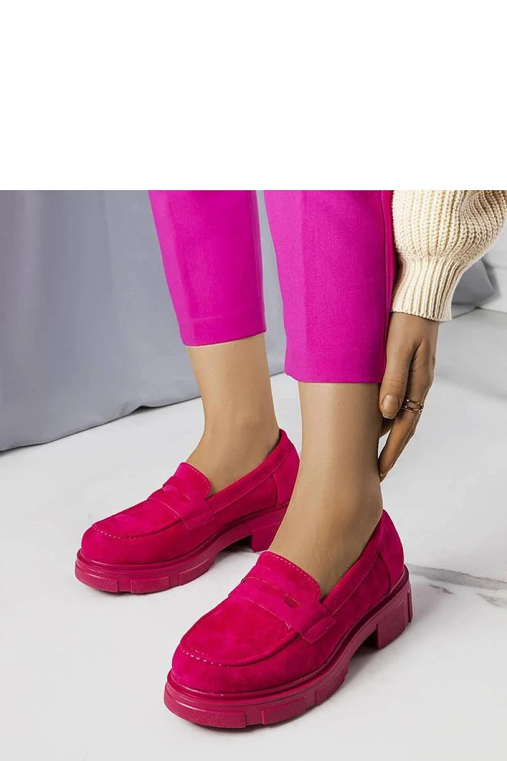 Mocassins femmes design moderne audacieux fuchsia vif faux daim texture douce semelle colorée confort optimal