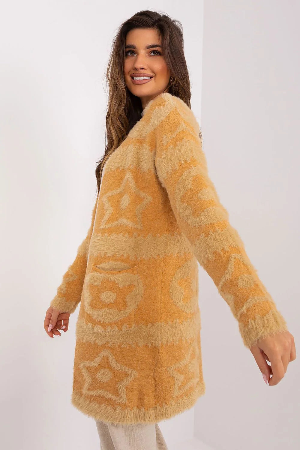 Cardigan femme motifs floraux/géométriques couleurs beige clair et camel longueur midi manches longues sans fermeture poches intégrées
