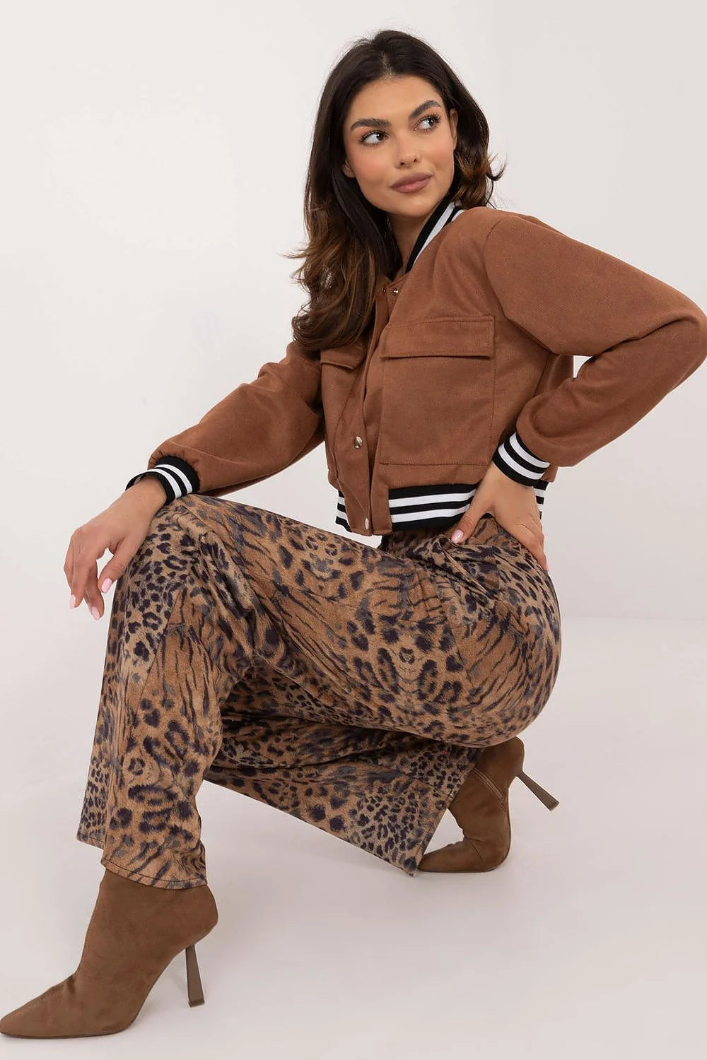ensemble femme bomber court suédine cognac col varsity rayé boutons pression poches rabat pantalon taille haute jambe large motif léopard