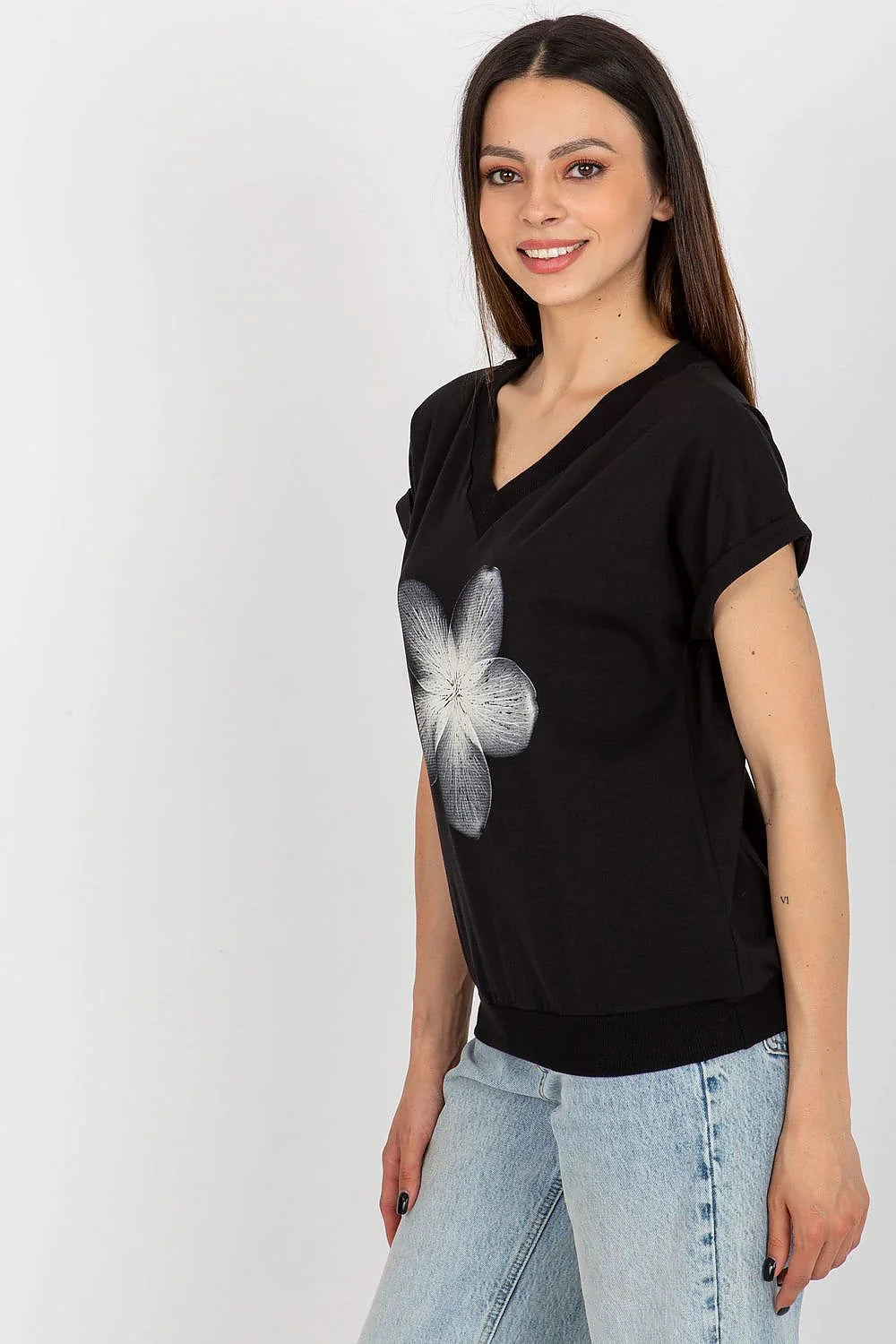 T-shirt femme noir en coton élasthanne motif fleur blanche encolure V manches courtes coupe ample