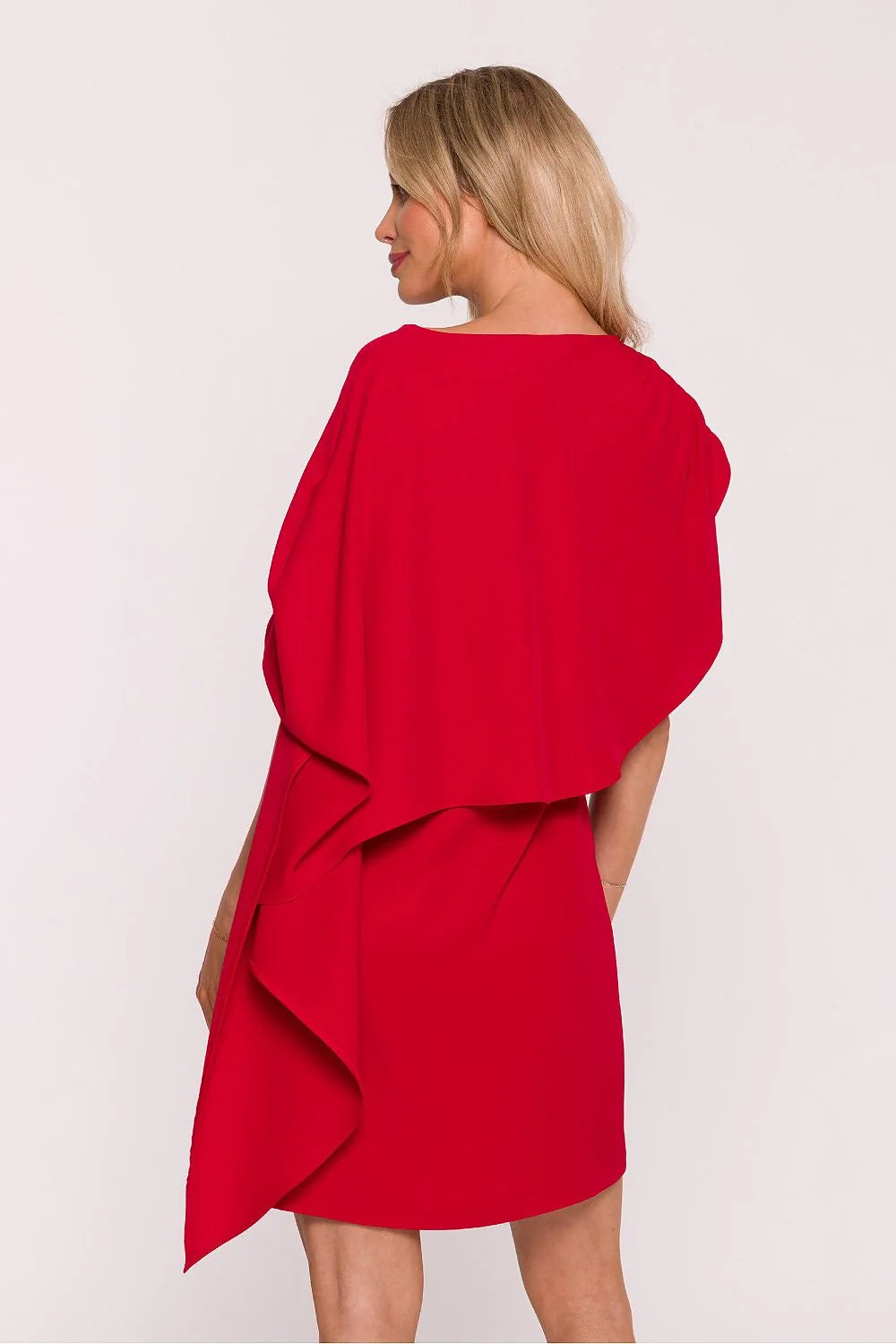 robe soirée cocktail courte rouge vif cape asymétrique épaule drapé col rond crêpe fluide jupe ajustée tombante subtile brillance polonaise