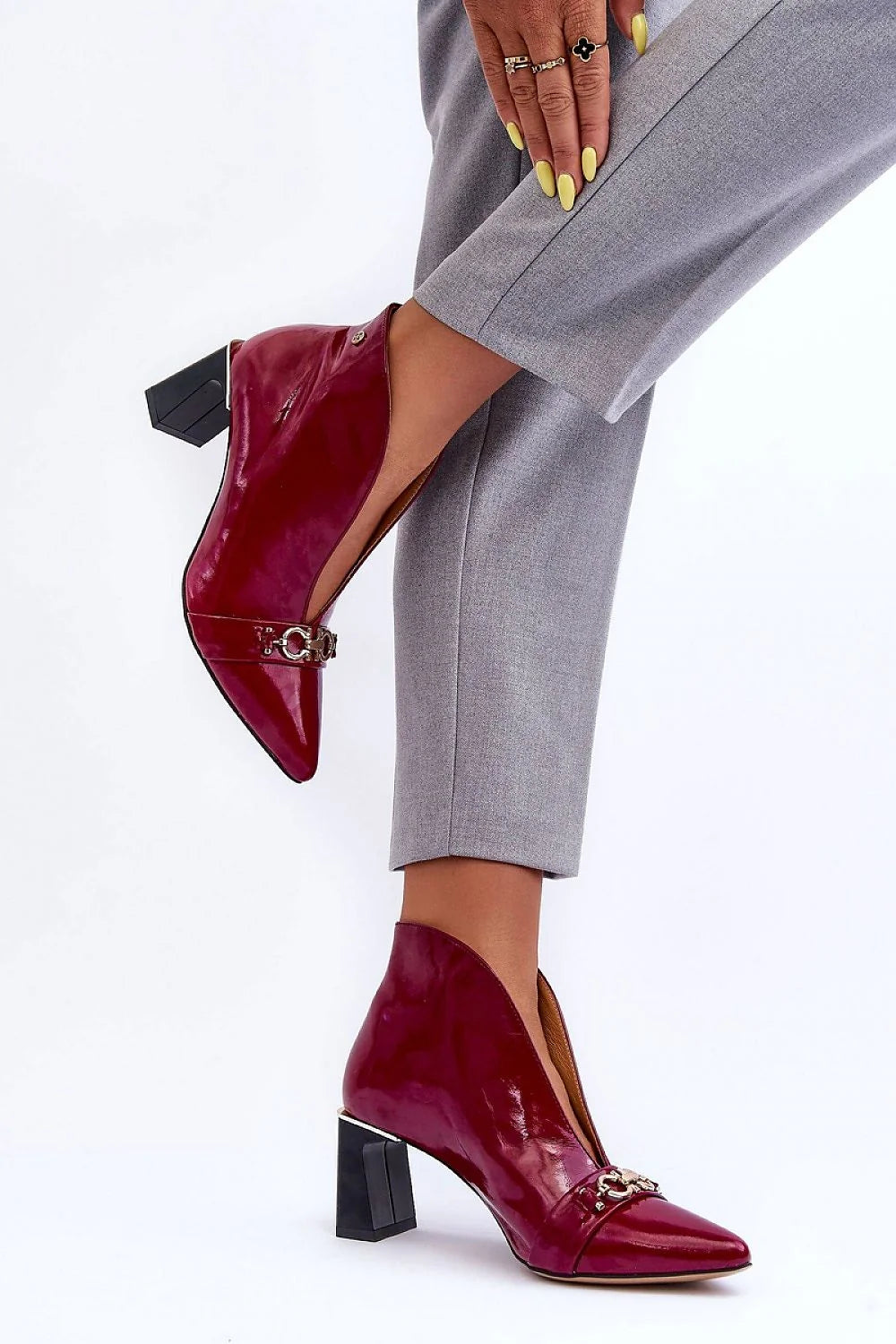 bottines femmes talon carré moyen cuir verni bordeaux brillant bout pointu découpe V boucle métallique argentée confort semelle cuir naturel