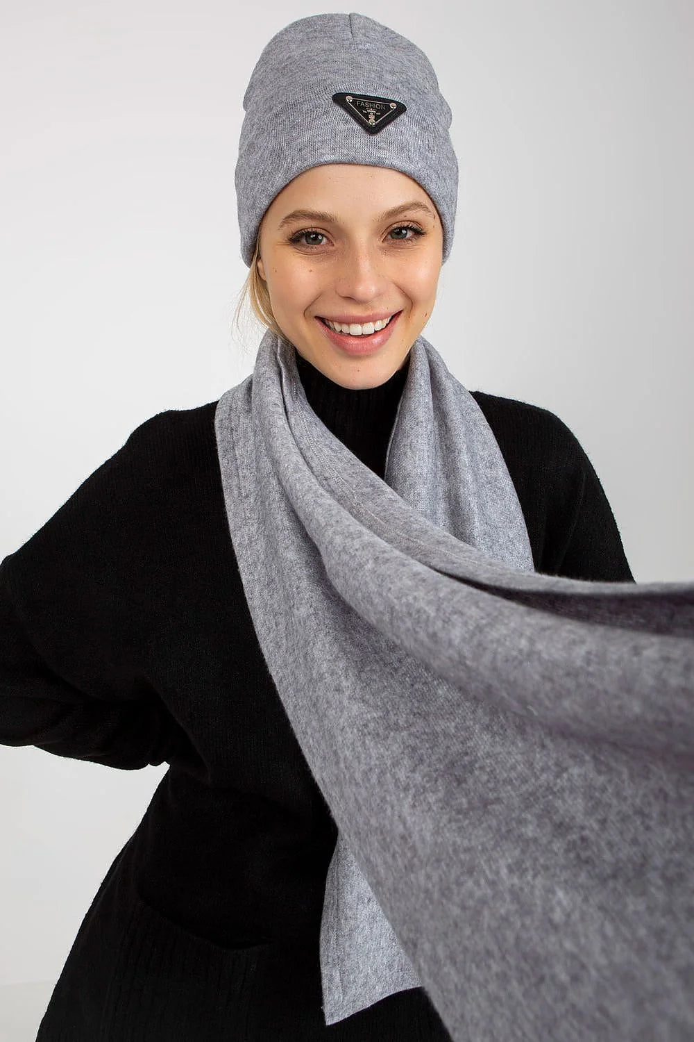 Ensemble d'hiver pour femme Lakerta, bonnet et écharpe en angora et spandex, style moderne et minimal, couleur grise unie, coupe ajustée et volumineuse