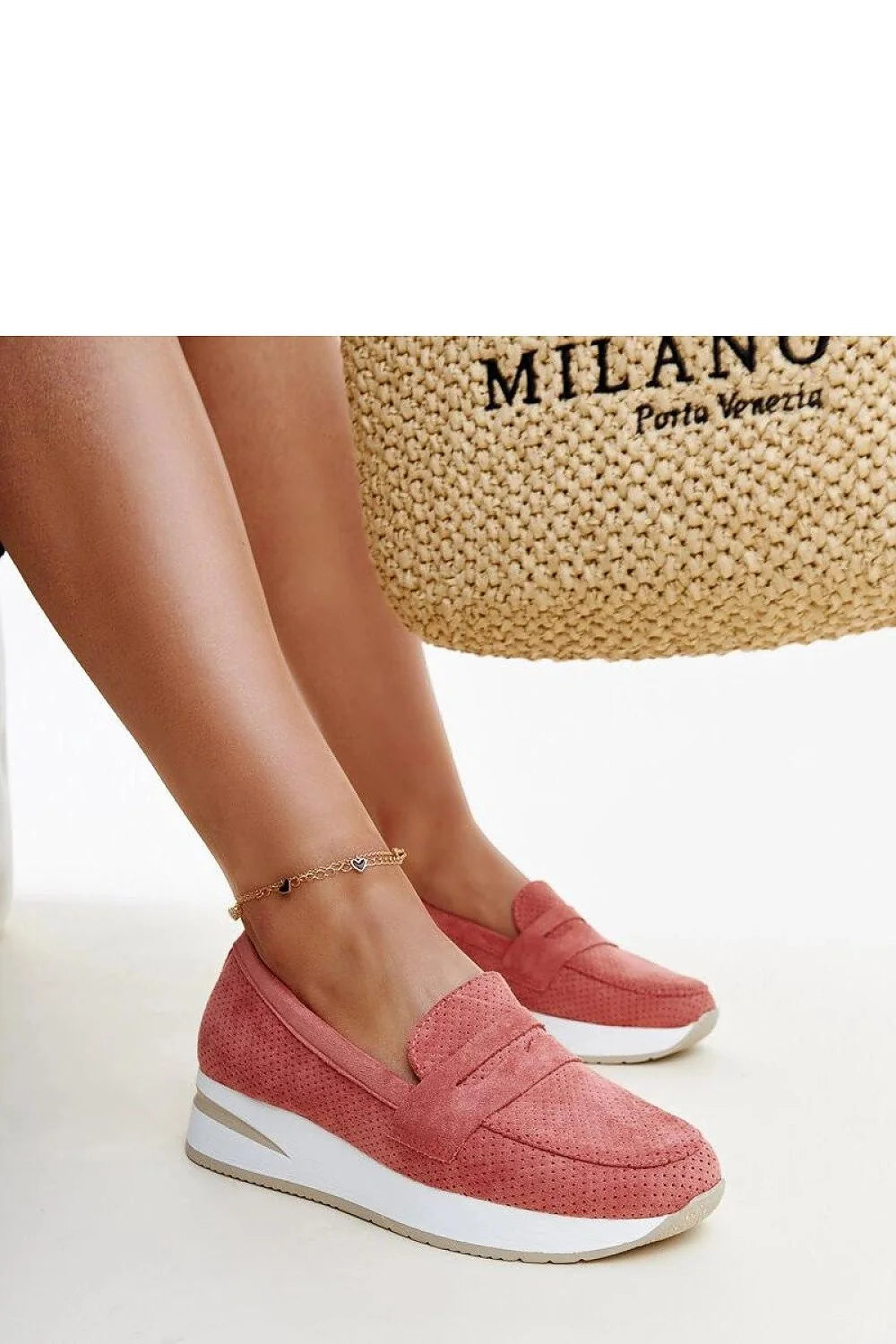 Mocassins femmes design moderne élégant suède compensée rose saumon semelle blanche perforations bout rond