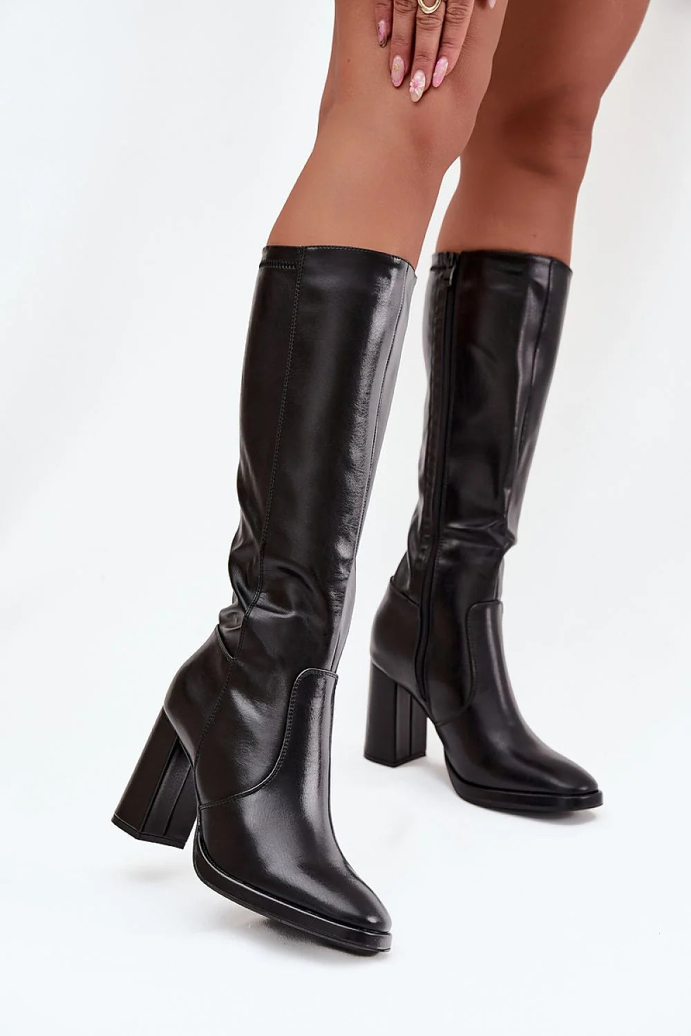 bottes montantes simili cuir noir lisse talon poteau stable haut bout légèrement pointu fermeture zippée doublure fourrure semelle discrète élégantes