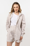 Chemise manche longue à rayures blanches et beiges, short taille haute, ensemble été femme, look élégant et décontracté