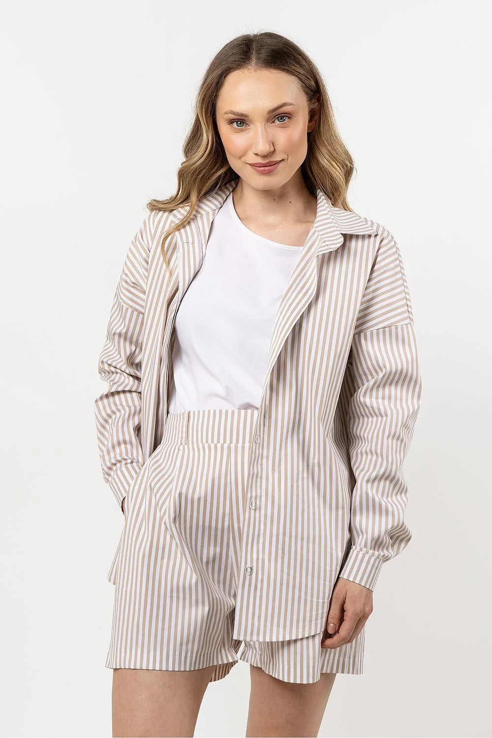 Chemise manche longue à rayures blanches et beiges, short taille haute, ensemble été femme, look élégant et décontracté