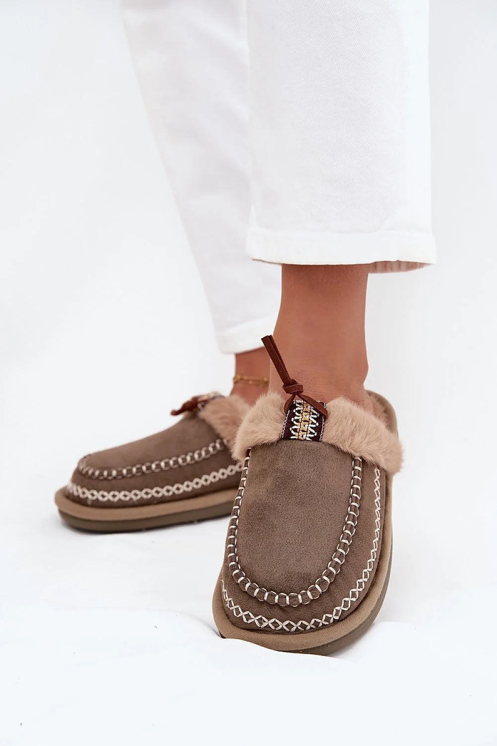 suédine écologique taupe femme mocassin chausson col fausse fourrure caramel broderie galon point sellier semelle caoutchouc adhérente confortable pompon polyvalent