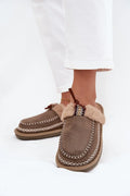 suédine écologique taupe femme mocassin chausson col fausse fourrure caramel broderie galon point sellier semelle caoutchouc adhérente confortable pompon polyvalent