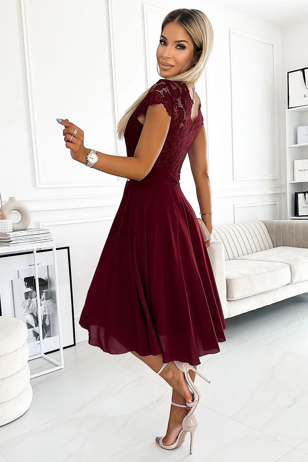 robe soirée bordeaux mousseline fluide corsage dentelle florale décolleté V manches courtes ceinture intégrée taille ajustable cintrée évasée élégante
