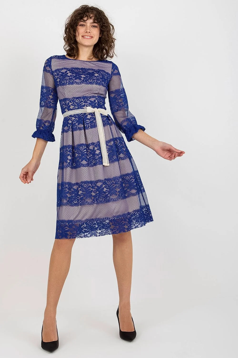 Robe de soirée élégante longueur midi manches 3/4 dentelle bleue ceinture crème taille ajustable femme