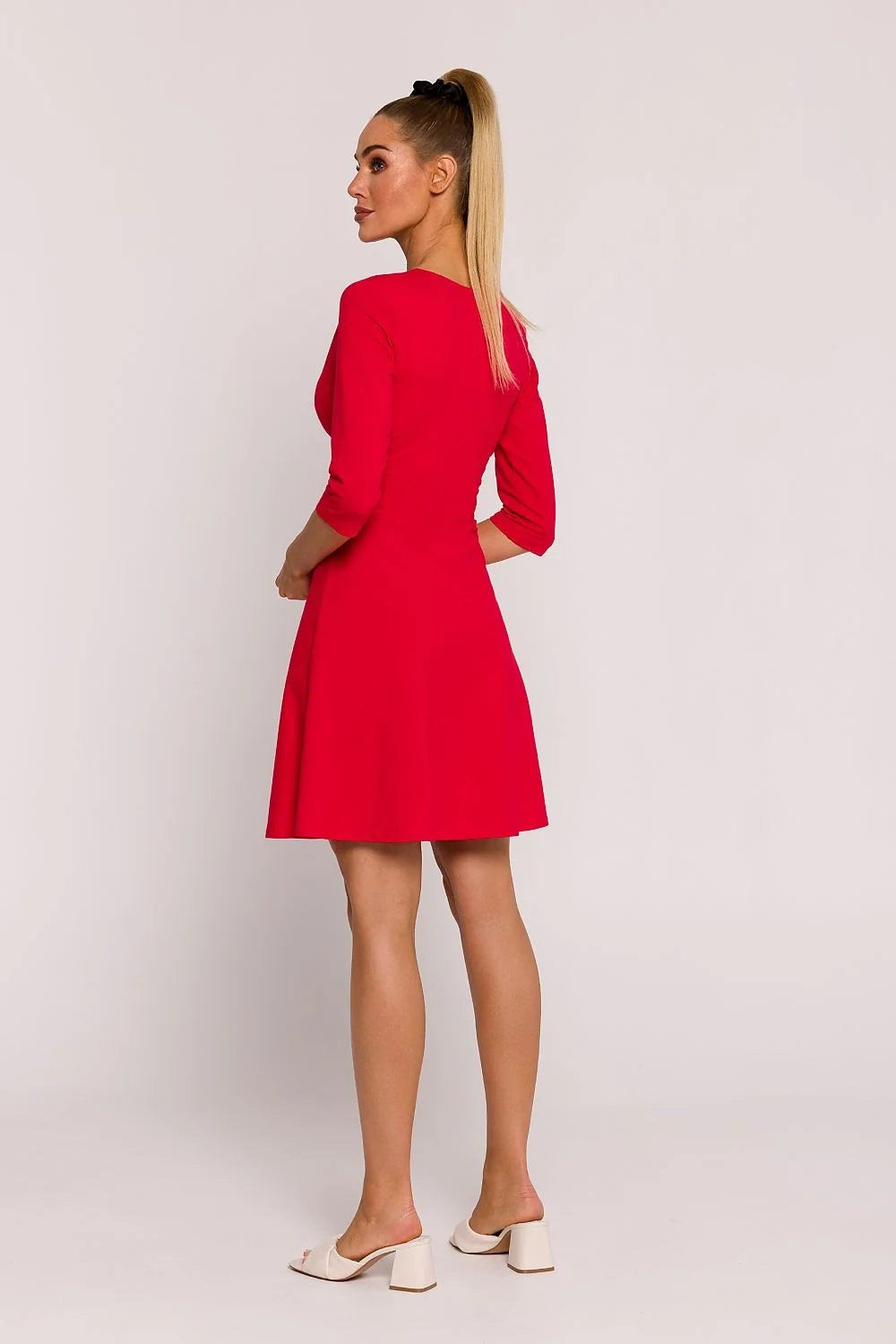 robe rouge courte portefeuille col V manches troisquarts taille cintrée jupe patineuse évasée polyester fluide bouton latéral décoratif
