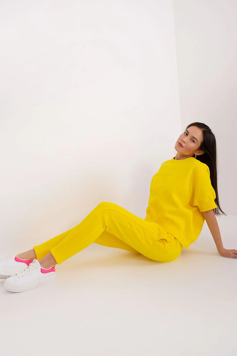 Ensemble de survêtements pour femmes jaune vif trendy design sweatshirt et pantalon coupe ajustée tissu doux modern style quotidien