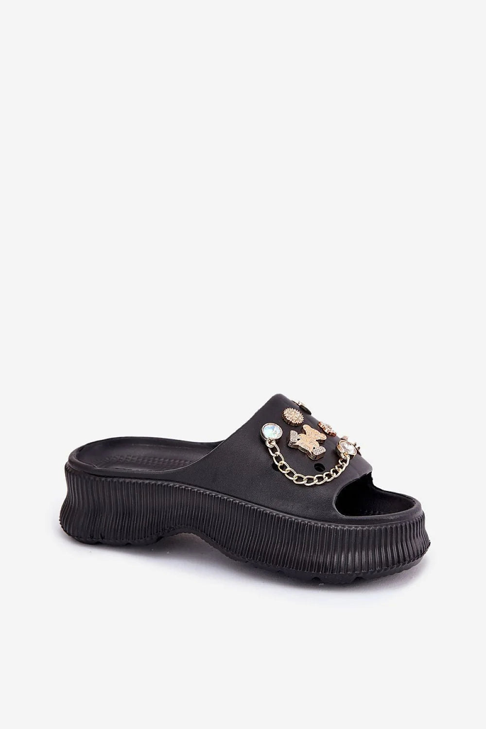 Sandales Step in style pour femme, design moderne, semelle épaisse, plateforme 4 cm, mules en mousse, style élégant, talon fermé, détails dorés, plage, piscine, vacances, accessoires glamour, chaînes métalliques, confort maximal