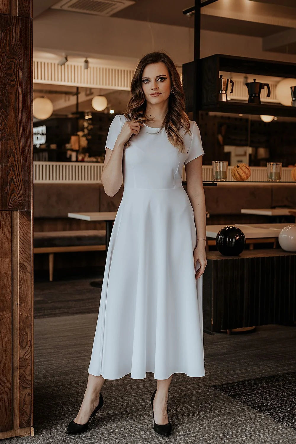 Robe élégante longue manches courtes col rond tissu soyeux couleur bleu pétrole taille ajustable pour femme