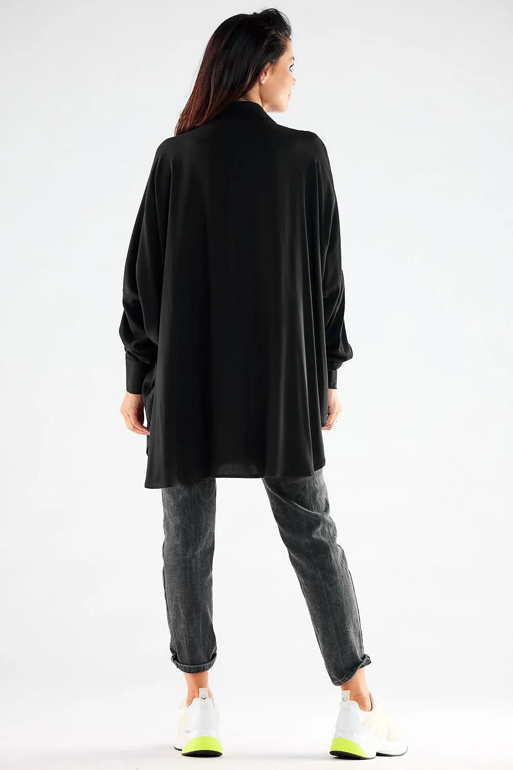 chemise femme oversize manches longues tissu fluide blanc pur coupe ample col structuré poignets larges dissimulés