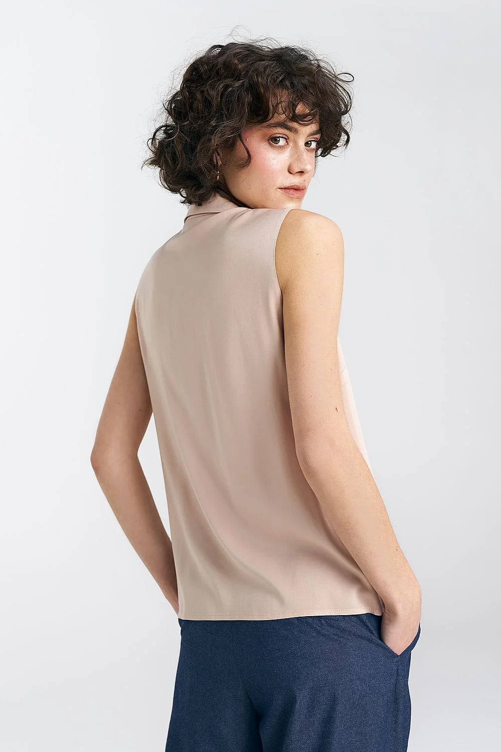 Chemise pour femme sans manches style classique couleur beige rosé matière douce coupe ajustée occasion bureau et quotidienne