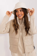 Ensemble mode femme jacket sans manches veste matelassée pull col roulé bonnet bob beige casual style urbain