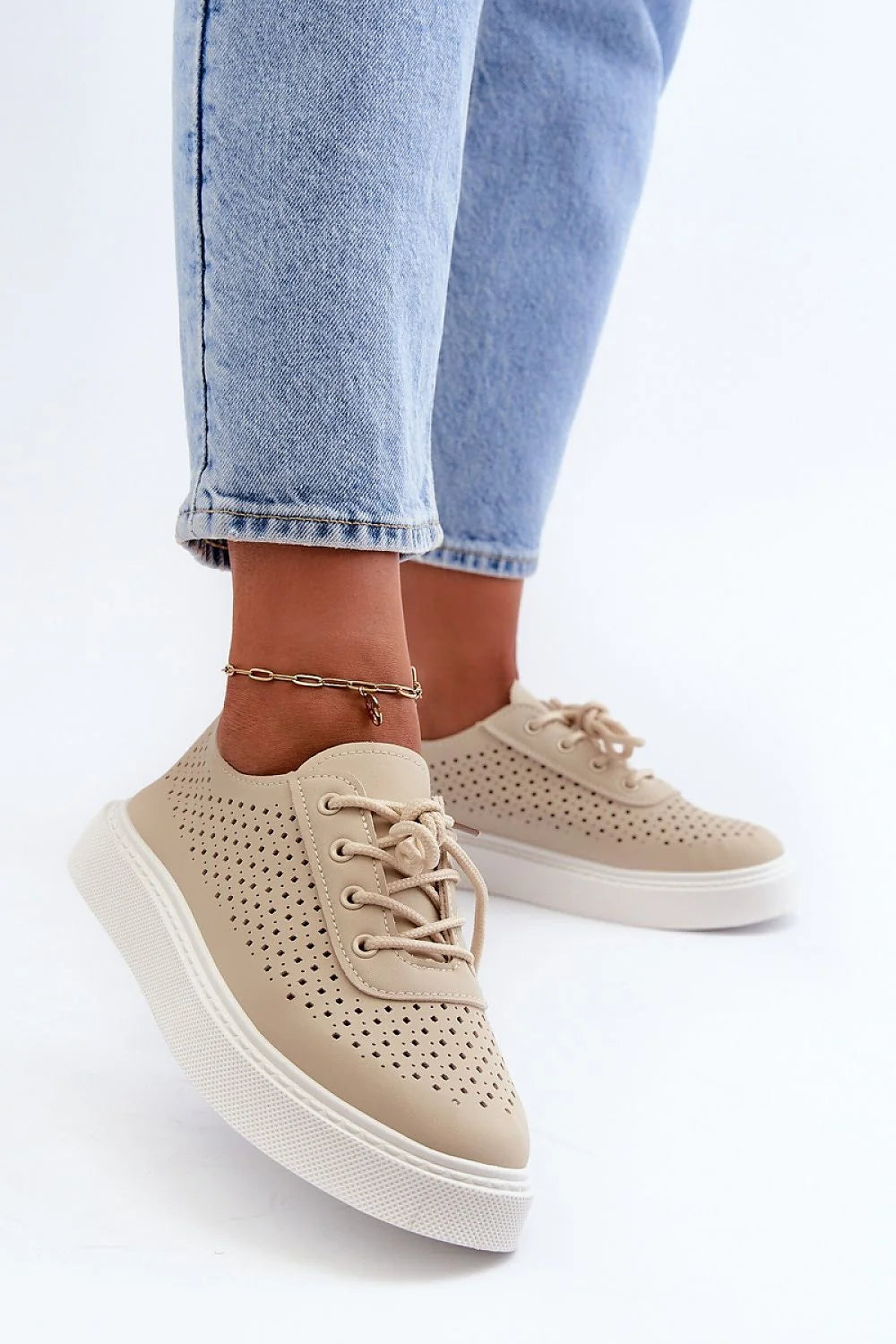 Baskets pour femmes modernes design épuré tige perforée plateforme confort cuir artificiel beige clair lacets métalliques