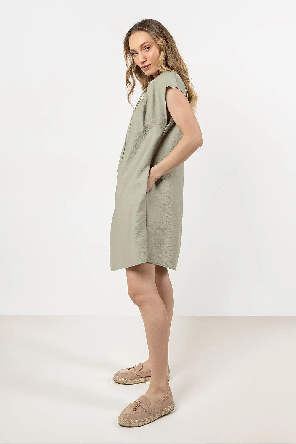 Robe de jour simple et fluide en rayon kaki pour femmes manches courtes décolleté roulé liens à nouer