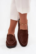 mocassins femme écosuède souple marron chocolat slipon rond surpiqûres galon verni semelle caoutchouc plate couture élégante chic décontracté bureau confortable