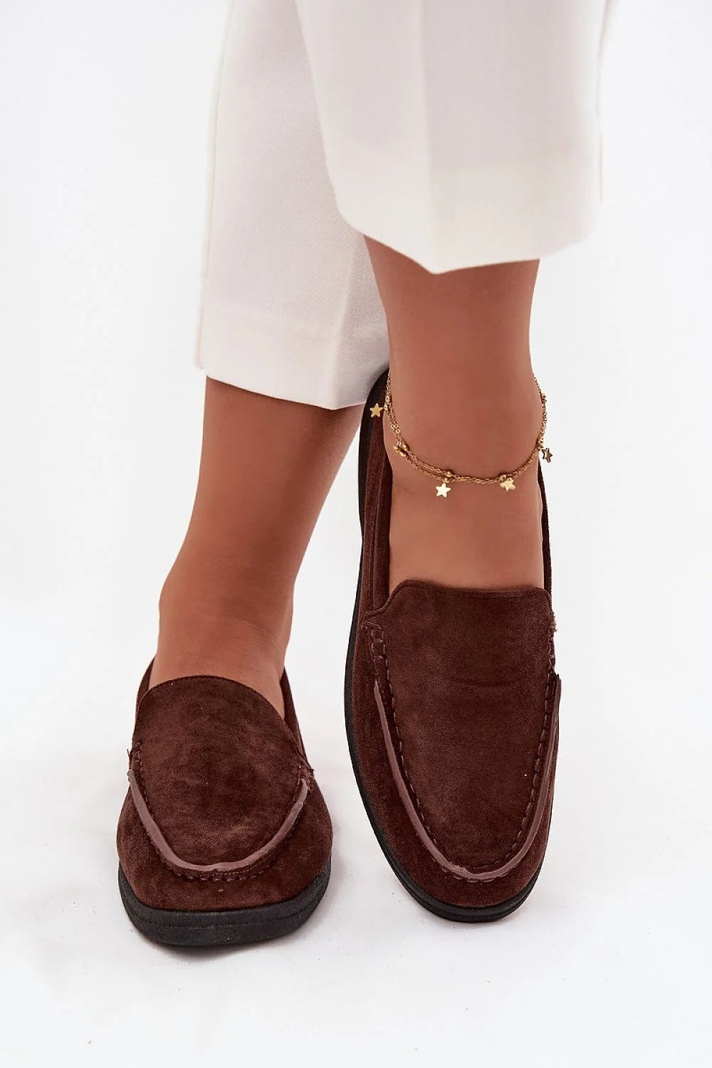 mocassins femme écosuède souple marron chocolat slipon rond surpiqûres galon verni semelle caoutchouc plate couture élégante chic décontracté bureau confortable