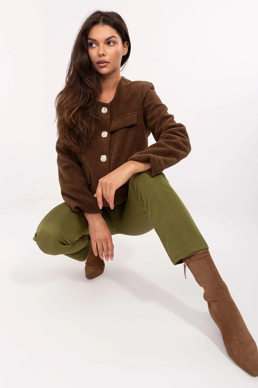 blazer femme court marron chocolat bouclé effet laine coupe boxy droite col rond manches longues boutons dorés sculptés poches rabat