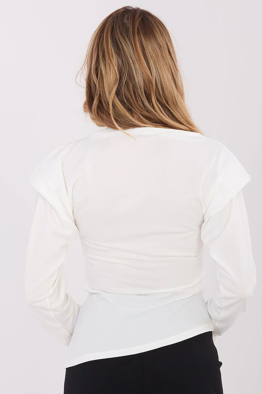 chemisier femme manches longues col bateau blanc cassé épaules structurées coupe ajustée maille jersey extensible minimaliste bijou doré