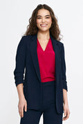 Blazer élégant pour femme en bleu marine avec pantalon assorti et haut rouge vif