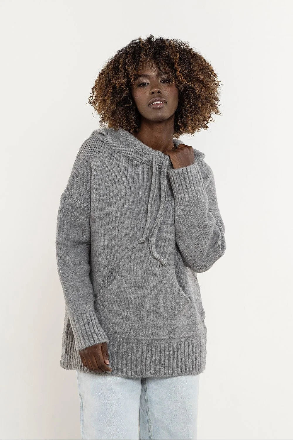 pull capuche femme oversize gris chiné maille épaisse douce laine mélangée chaud manches longues confortable cocooning minimaliste élégant intemporel