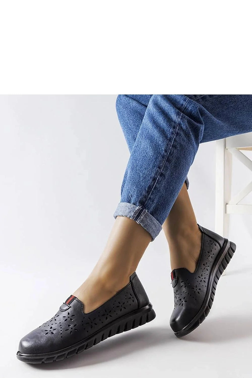 mocassins femmes Solea ecocuir noir slipon boutrond motiffloral perforations patteelastique rouge semellecaoutchouc crantee amortissante antiderapante legere confort