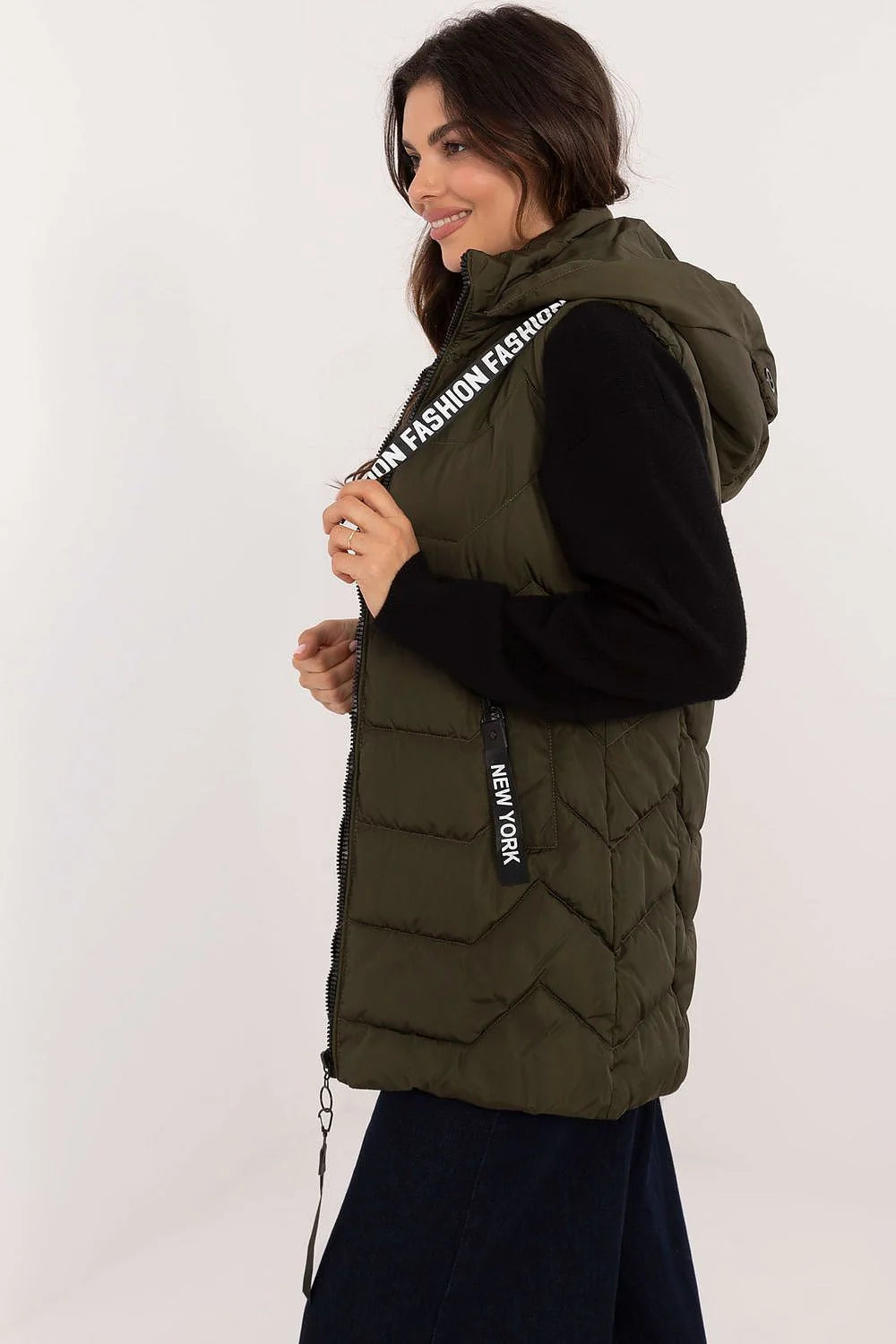 Veste sans manches doudoune, vert olive, design moderne, coupe ajustée, capuche intégrée, poches zippées, style urbain, imperméable, chaud, automne-hiver, New York, fashion