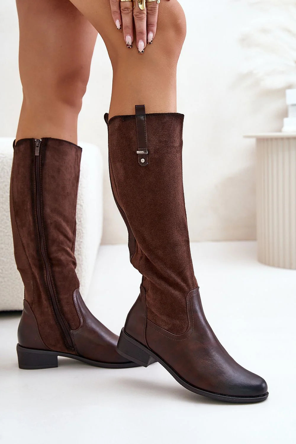 Bottes cuissardes en cuir et daim marron pour femmes, style élégant moderne, talon plat, fermeture éclair latérale, doublure isolée, parfaites automne hiver, taille ajustable