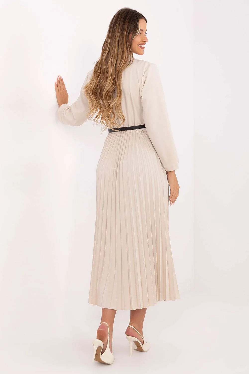 robe blazer plissée femme ivoire croisée col tailleur manches longues bouton bijou ceinture noire boucle dorée midi évasée fluide professionnelle