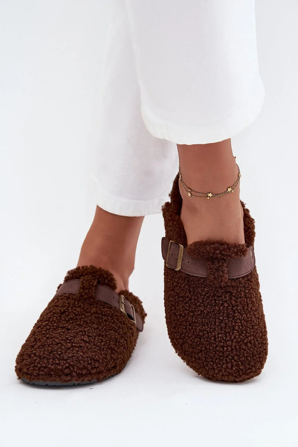 pantoufles femme sherpa marron bouclé imitation mouton bout fermé talon ouvert bride réglable boucle synthétique doublure chaude semelle