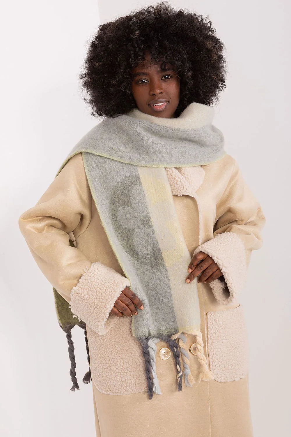 écharpe châle AT longue oversize rectangulaire larges rayures dégradées gris clair vert olive jaune polyester pompons franges maille