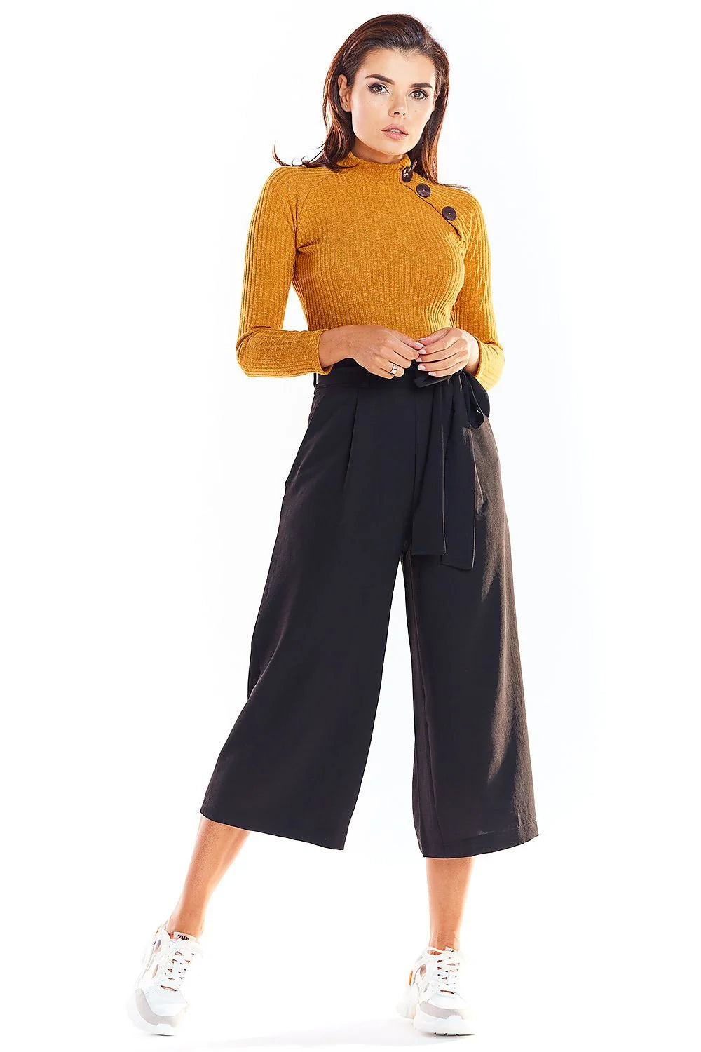 Haut femme tricot côtelé chic ajusté col montant boutons décoratifs jaune moutarde élégant moderne