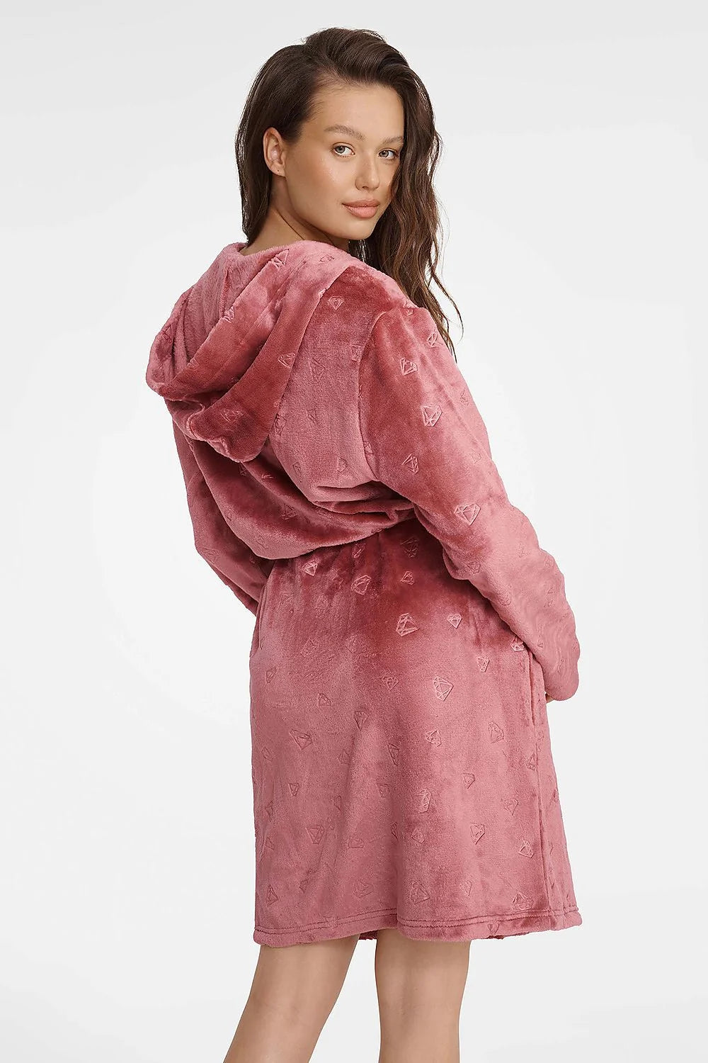 peignoir femme matelassé microvelours pelucheux rose doux capuche ceinturé manches longues longueur genou poches plaquées motifs coeurs embossés chic luxe