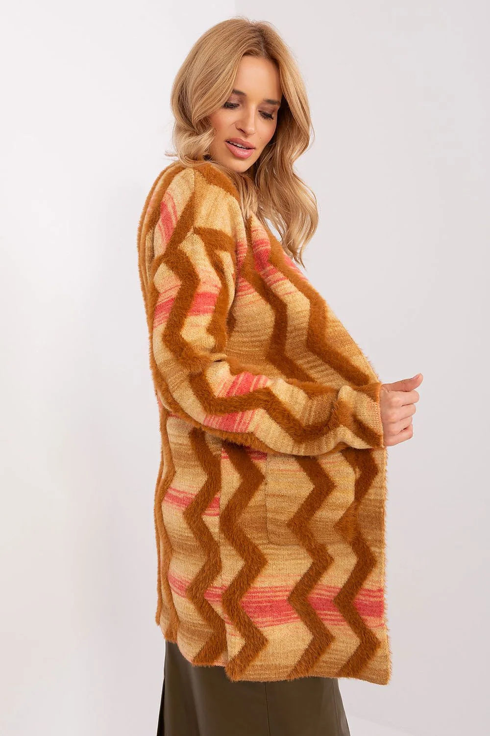 Cardigan femme style casual longue manche motif zigzag couleurs terretones tissu doux coupe droite sans fermeture