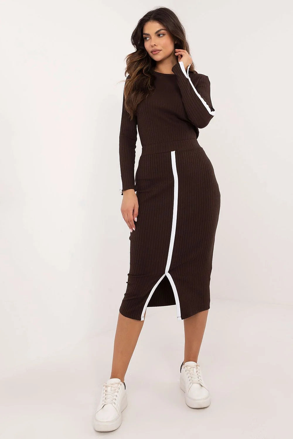 Ensemble Relevance robe deux pièces tissu côtelé marron foncé bandes blanches manches longues coupe crayon femme