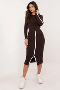 Ensemble Relevance robe deux pièces tissu côtelé marron foncé bandes blanches manches longues coupe crayon femme