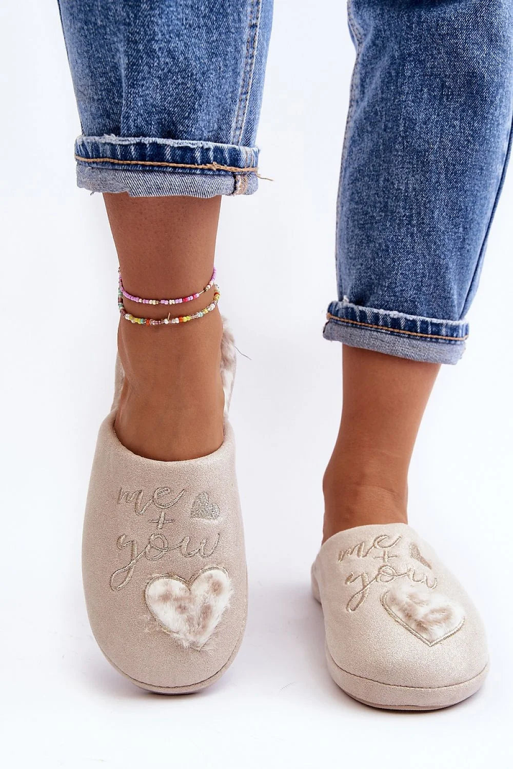pantoufles mules femmes suédine beige fausse fourrure blanc cassé semelle épaisse rembourrée bout fermé talon ouvert broderie romantique motif coeur